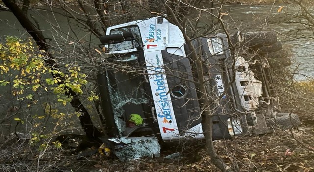 Tuncelide beton mikseri devrildi