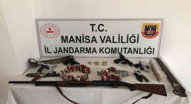Turgutluda bir evde yapılan aramada çok sayıda silah ele geçirildi