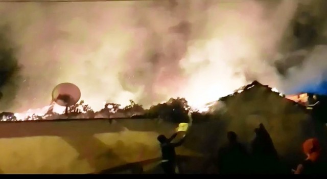 Turgutluda ev yangını, komşuları kovalarla su taşıdı