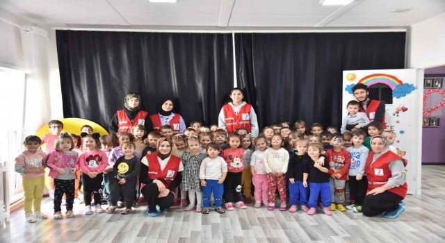 Türk Kızılayı gönüllüleri minik öğrencileri ziyaret etti