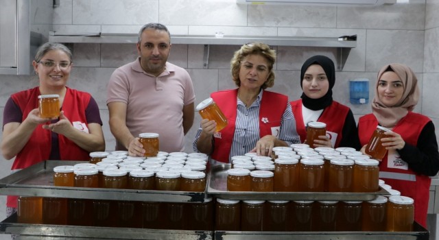 Türk Kızılayın kadınları Palandökende bal üretti