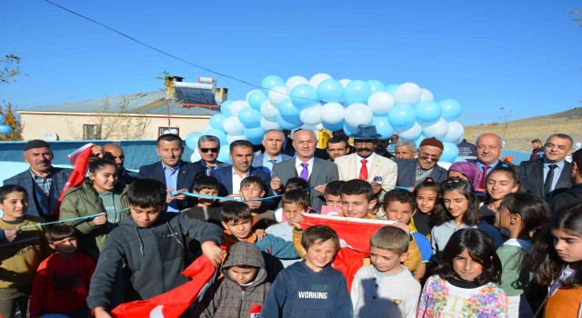Tuşba Belediyesi, kırsal mahallede yaptığı ilk parkın açılışını gerçekleştirdi