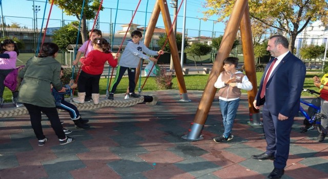 Tutuk, yenilenen parkta çocuklarla bir araya geldi