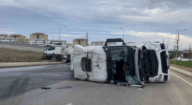Tuzlada atık su tankeri devrildi, yol trafiğe kapandı