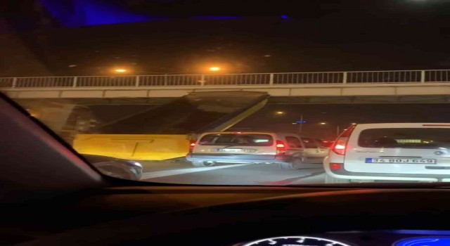 Tuzlada kamyon damperi üst geçide takılı kaldı