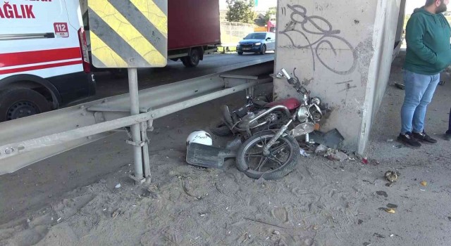 Tuzlada kaza yaparak savrulan aracın çarptığı motosikletli ağır yaralandı