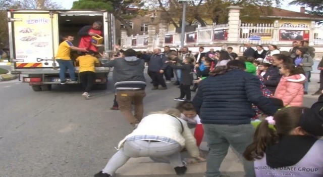 Ücretsiz dağıtılan ürünleri alabilmek için kıyasıya yarıştılar