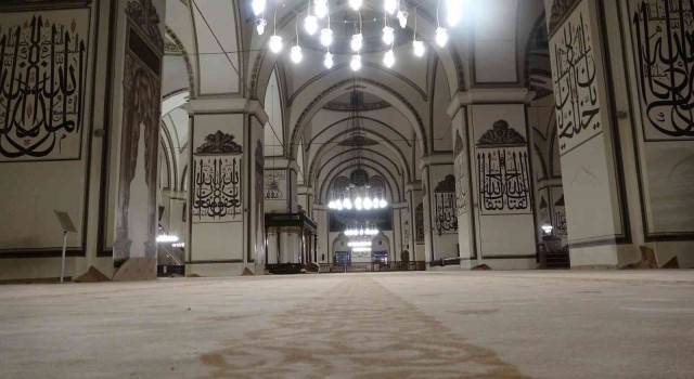 Ulu Caminin 12 yıllık halıları değişti
