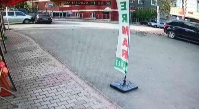 Ümraniyede bina bahçesine uçan otomobil daireye çarptı: 3 yaralı