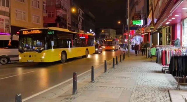 Ümraniyede motosikletli, tartıştığı otomobil sürücüsünü darp etti