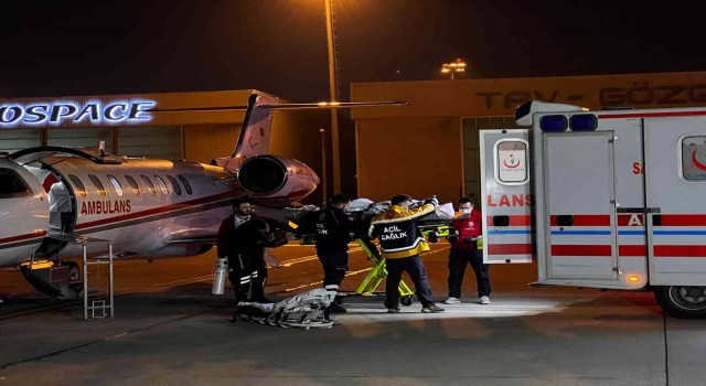 Umrede rahatsızlanan 2 Türk vatandaşı ambulans uçakla Türkiyeye getirildi