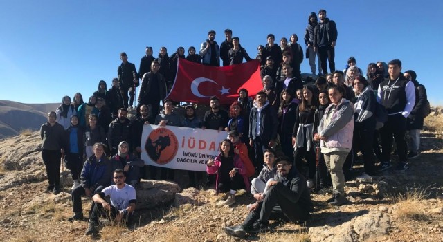 Üniversite öğrencileri Küçük Sivri Tepesine tırmandı