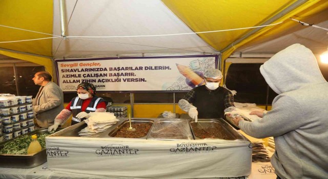 Üniversite öğrencilerine sınav döneminde yemek ikramı