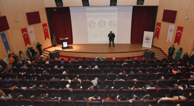 Üniversitede Sıfırdan zirveye başarı hikayeleri konulu program yapıldı