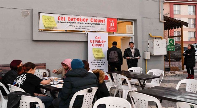 Üniversitelilere yemek desteği sürüyor