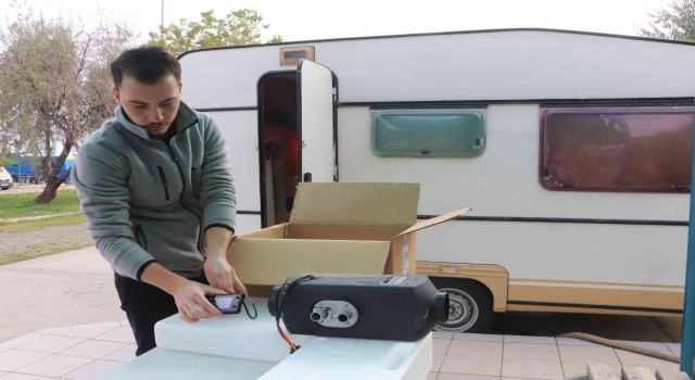 Ünlü oyuncudan karavanda yaşayan üniversiteliye destek