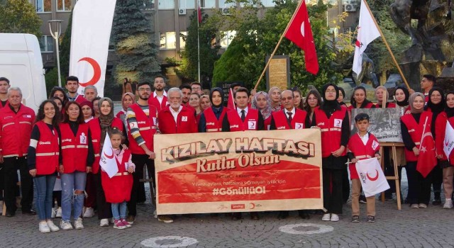 Uşakta Kızılay Haftası etkinlikleri yürüyüşle başladı
