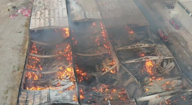 Uşaktaki depo yangını 12 saattir devam ediyor