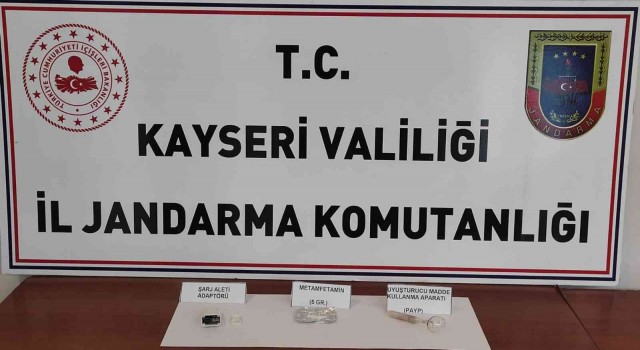 Uyuşturucu maddeyi şarj aletine sakladı