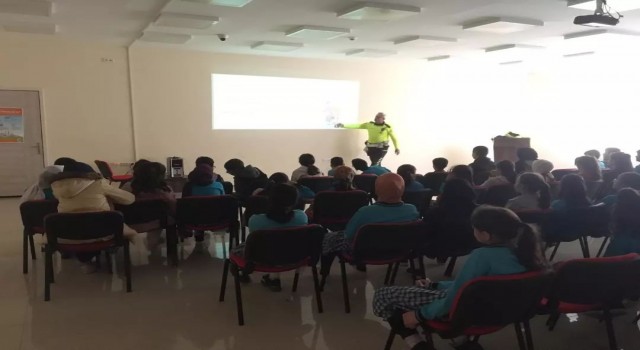 Üzümlüde öğrencilere trafik eğitimi verildi