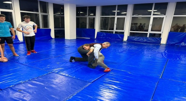 Vali, 9 yaşındaki sporcuyla güreşince ortaya ilginç görüntüler çıktı