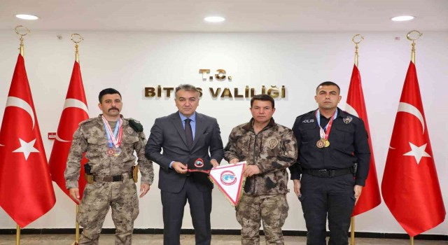Vali Çağatay, dereceye giren kick boksçu polisleri kabul etti