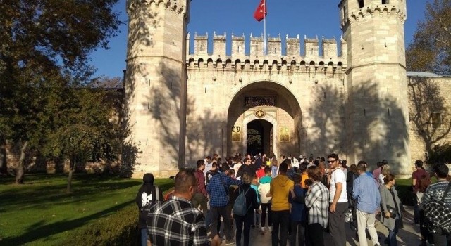Vali Çelik, ÇEKOMdaki çocukların İstanbul hayalini gerçekleştirdi