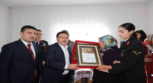 Vali Çiçek şehit ailesine Şehadet Beratını takdim etti