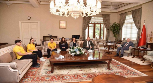 Vali Karadeniz, dergi çıkarmaya hazırlanan öğrencilerin sorularını yanıtladı