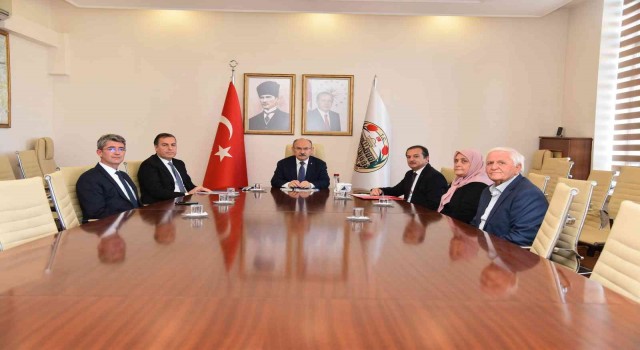 Vali Karadenizden hayırseverlere plaket
