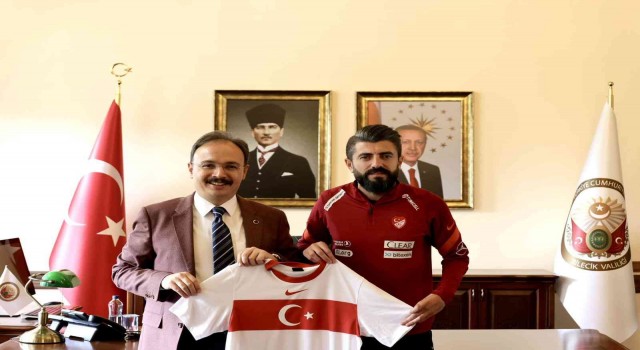 Vali Kızılkaya, Bilecikin gurur kaynağı kaleciyi kutladı