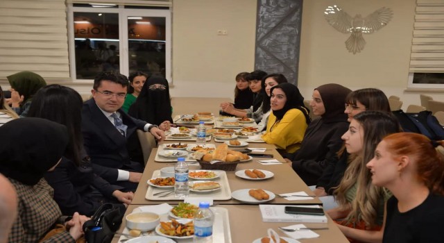 Vali Memiş gelen şikayetler üzerine KYK yurtlarında denetimlerde bulundu