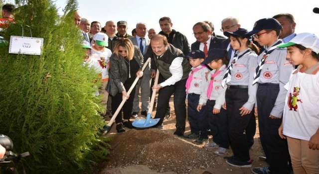 Vali Pehlivan fidan dikim etkinliğine katıldı