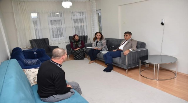 Vali vatandaşları evinde ziyaret etti