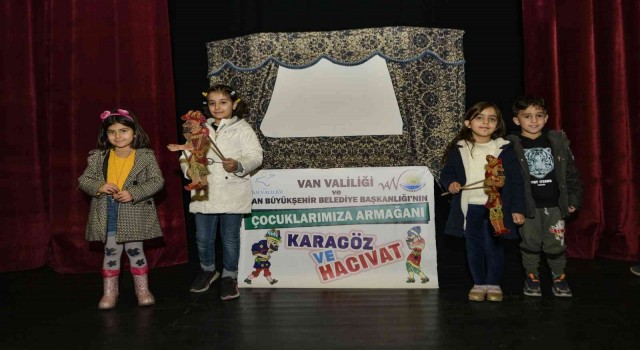 Van Büyükşehir Belediyesi çocukları Hacivat ve Karagözle buluşturuyor