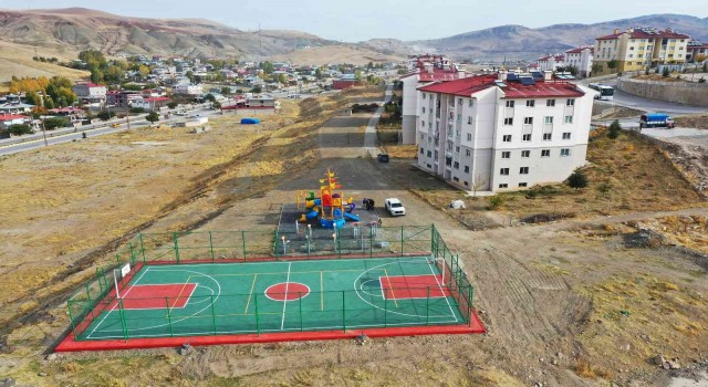 Van Büyükşehir Belediyesinden mahalle ve okullara spor sahası