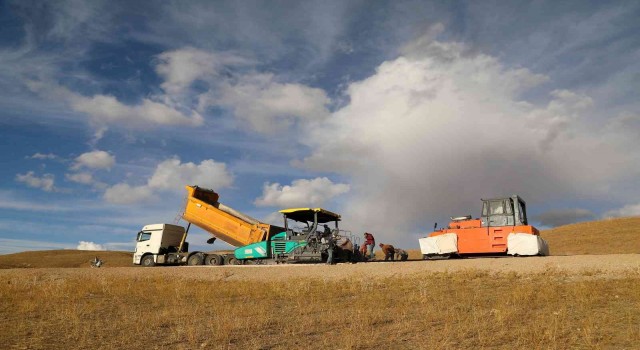 Van Büyükşehir Belediyesinden yol asfaltlama çalışması