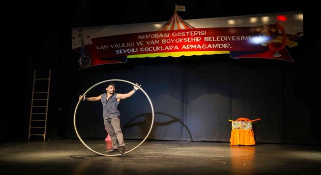 Vanda çocuklar için akrobasi gösterisi düzenlendi