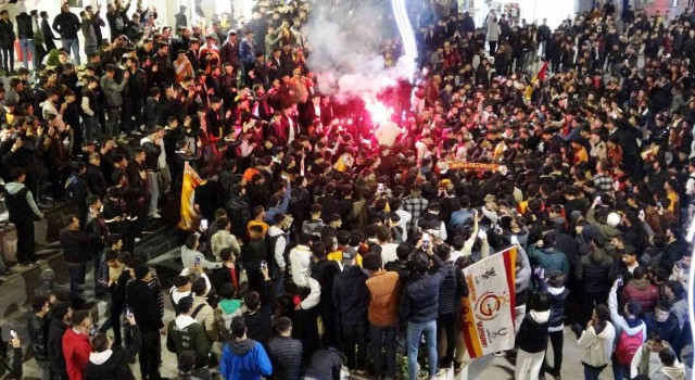 Vanda Galatasaraylı taraftarların derbi coşkusu