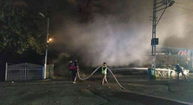 Vanda korkutan iş yeri yangını: Alevler geceyi aydınlattı