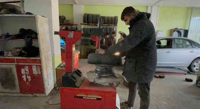 Vanda lastikçilerin kış mesaisi başladı