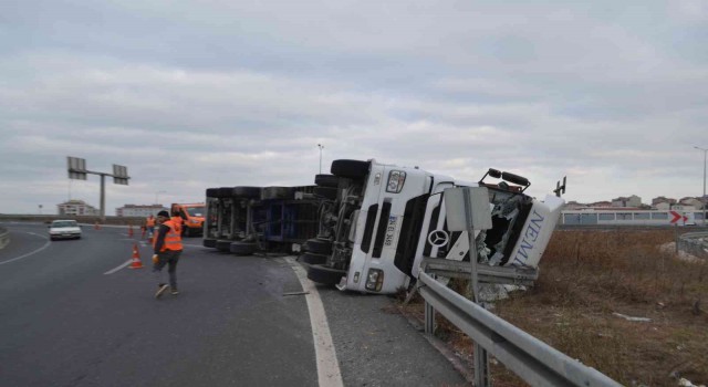 Virajı alamayan tır bariyerlere çarparak devrildi: 1 yaralı