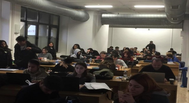 Vize haftasının son günlerine rağmen kütüphanedeki kalabalık azalmadı