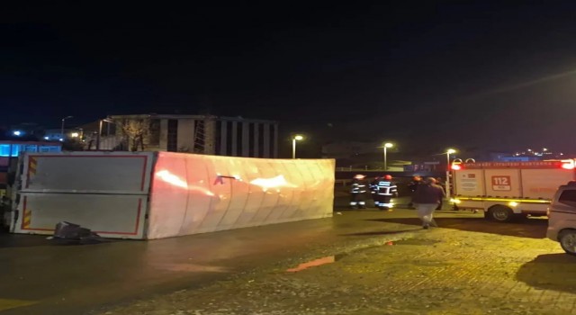 Yalovada kontrolden çıkan kamyon devrildi: 1 yaralı