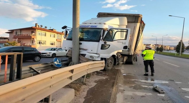 Yalovada kontrolden çıkan tır yön tabelası direğine çarptı