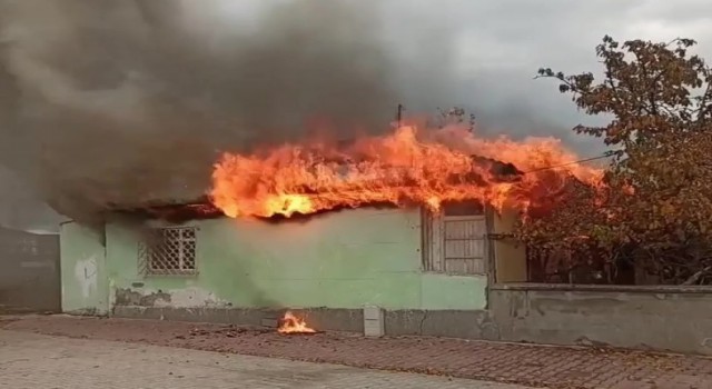 Yangında canları dışında her şeylerini kaybeden aile yardım bekliyor