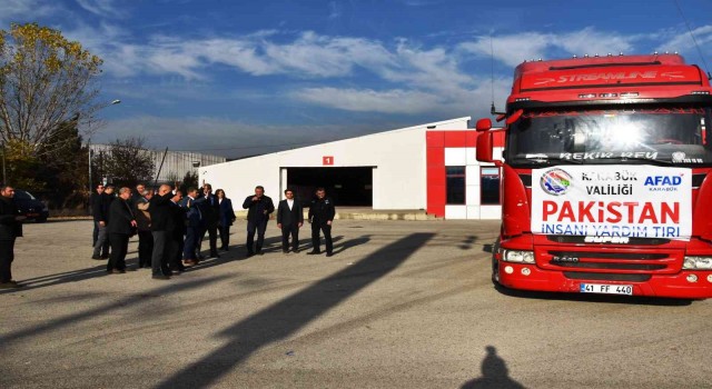 Yardım tırı Pakistan için yola çıktı