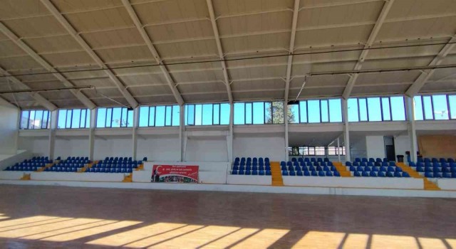 Yarım asırlık spor salonu yenilendi