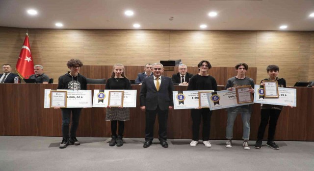 Yarışmada derece elde eden öğrencilerin ödüllerini Başkan Işık verdi