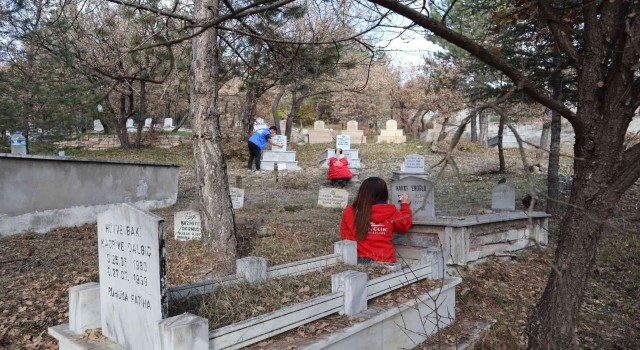 Yazısı kaybolan mezar taşlarını boyadılar
